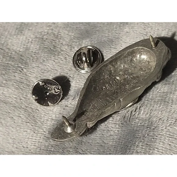 Mother Seal Holding A Baby Seal Signed SLD Silver Tone Pewter? Lapel‎ Pin - Picture 6 of 6